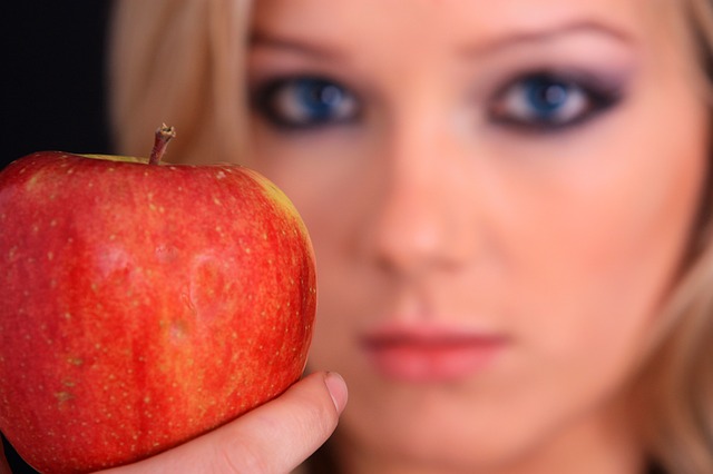 dívka s jablkem