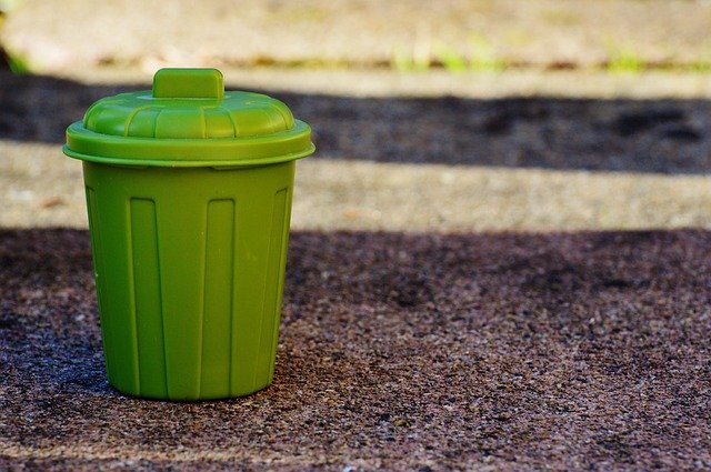 malý zelený odpadkový koš